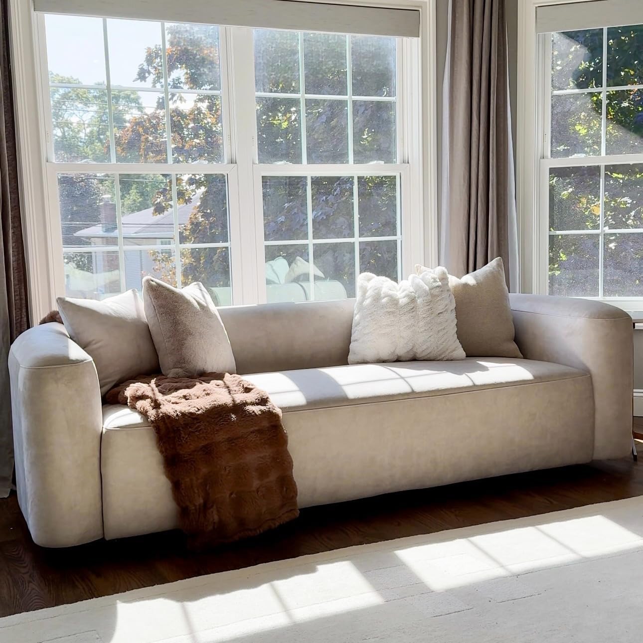 Minimalist Luxury Modern Tight Curved Style Comfy Couch